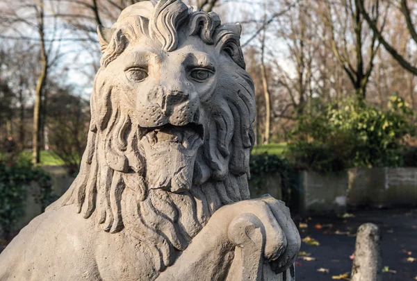 Löwenstatue mit Wappenschild. — Stockfoto