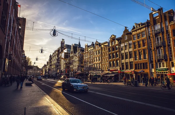 Amsterdam, Nederland - 15 januari 2016: Beroemde gebouwen van Amsterdam stad centrum close-up bij zon tijd instellen. Algemene landschapsmening. Amsterdam - Nederland. — Stockfoto