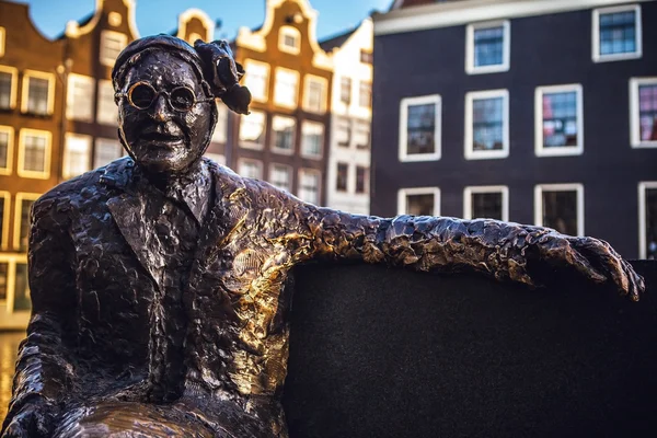 Amsterdam, Holandia - 1 stycznia 2016: Pomnik głównych Bosshardt, holenderski oficer armii zbawienia. Dla wielu była twarz tej nazwy. Amsterdam - Holandia. — Zdjęcie stockowe