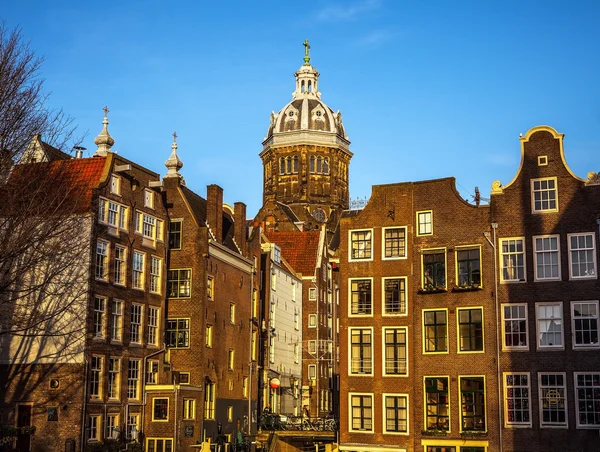 AMSTERDAM, PAYS-BAS - 15 JANVIER 2016 : Les célèbres bâtiments du centre-ville d'Amsterdam ferment au coucher du soleil. Vue générale du paysage. Amsterdam - Pays-Bas . — Photo
