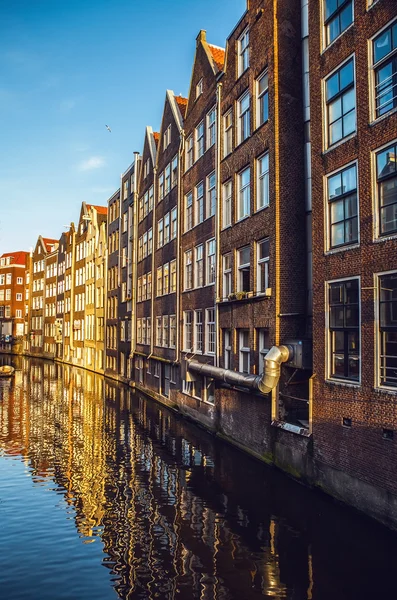 AMSTERDÃO, PAÍSES BAIXOS - JANEIRO 15, 2016: Edifícios famosos do centro da cidade de Amsterdã close-up à hora do pôr do sol. Vista geral da paisagem. Amesterdão - Países Baixos . — Fotografia de Stock