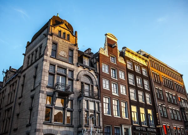 Amsterdam, Nederland - 15 januari 2016: Beroemde gebouwen van Amsterdam stad centrum close-up bij zon tijd instellen. Algemene landschapsmening. Amsterdam - Nederland. — Stockfoto