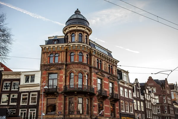 Amsterdam, Nizozemsko - 15 ledna 2016: Slavné budovy Amsterdam city centre close-up na slunce nastavit čas. Pohled na obecné krajiny. Amsterdam - Nizozemsko. — Stock fotografie