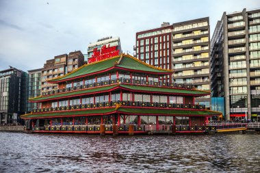Amsterdam, Hollanda - 15 Ocak 2016: Amsterdam şehir merkezine yakın çekim Güneş adlı ünlü binaların saatini ayarlayın. Genel manzara görünümü. Amsterdam - Hollanda.