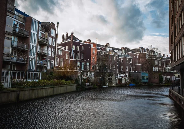 General landscape views from city brige in channels & residential buildings of Amsterdam — Stock fotografie