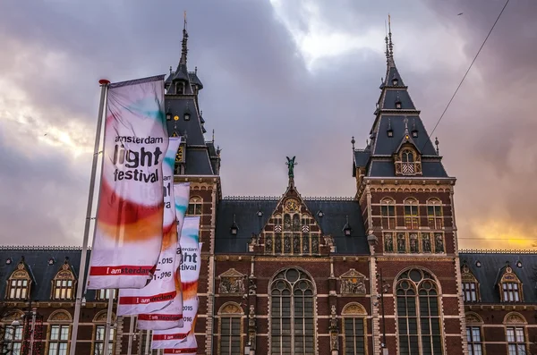AMSTERDÃO, PAÍSES BAIXOS - JANEIRO 15, 2016: As bandeiras convidam para o festival de luz perto de Rijksmuseum, um destino turístico popular em Amsterdã, Holanda . — Fotografia de Stock