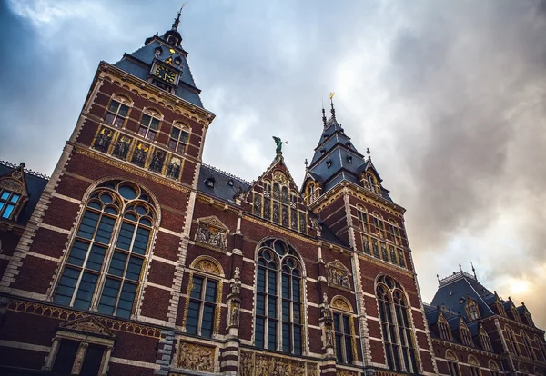 Rijksmuseum är ett nederländskt nationalmuseum tillägnat konst och historia i Amsterdam. Museet ligger vid Museum Square i stadsdelen Amsterdam Syd, nära Van Gogh-museet. — Stockfoto