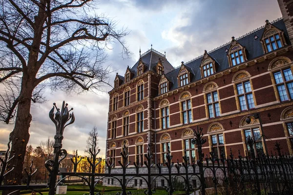 O Rijksmuseum é um museu nacional holandês dedicado às artes e à história em Amsterdã. O museu está localizado na Praça do Museu, no bairro Amsterdam South, perto do Museu Van Gogh. — Fotografia de Stock