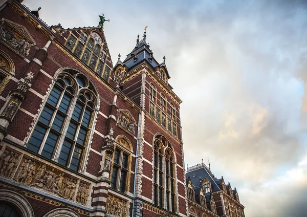 El Rijksmuseum es un museo nacional neerlandés dedicado a las artes y la historia en Ámsterdam. El museo está situado en la Plaza de los Museos en el barrio de Amsterdam Sur, cerca del Museo Van Gogh. — Foto de Stock