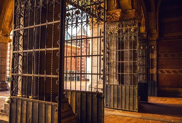 Cancello aperto in metallo antico . — Foto Stock