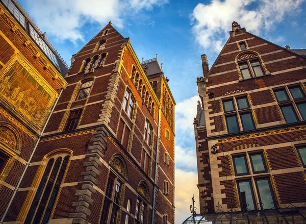 The Rijksmuseum is a Netherlands national museum dedicated to arts and history in Amsterdam. The museum is located at the Museum Square in the borough Amsterdam South, close to the Van Gogh Museum. — Stock Photo, Image