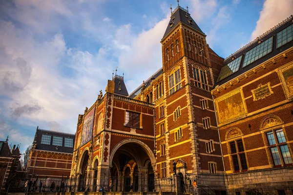 El Rijksmuseum es un museo nacional neerlandés dedicado a las artes y la historia en Ámsterdam. El museo está situado en la Plaza de los Museos en el barrio de Amsterdam Sur, cerca del Museo Van Gogh. — Foto de Stock