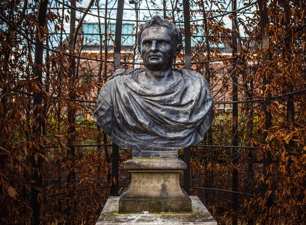 AMSTERDAM, PAÍSES BAJOS - 1 DE ENERO DE 2016: Antigua estatua de bronce en el parque del Rijksmuseum (museo nacional holandés dedicado a las artes y la historia en Ámsterdam). Amsterdam - Países Bajos . — Foto de Stock