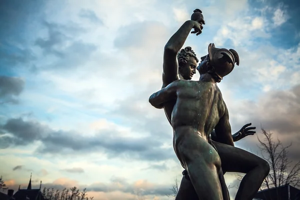 AMSTERDÃO, PAÍSES BAIXOS - JANEIRO 1, 2016: Estátua de bronze antiga no parque do Rijksmuseum (museu nacional holandês dedicado às artes e à história em Amsterdã). Amesterdão - Países Baixos . — Fotografia de Stock