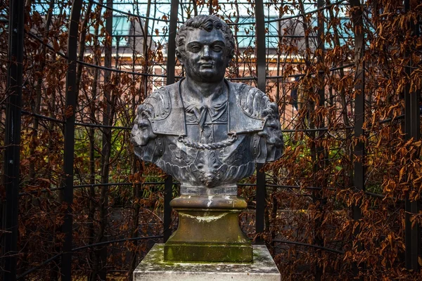 Antigua estatua de bronce en el parque del Rijksmuseum (Museo Nacional de los Países Bajos dedicado a las artes y la historia en Amsterdam ). — Foto de Stock