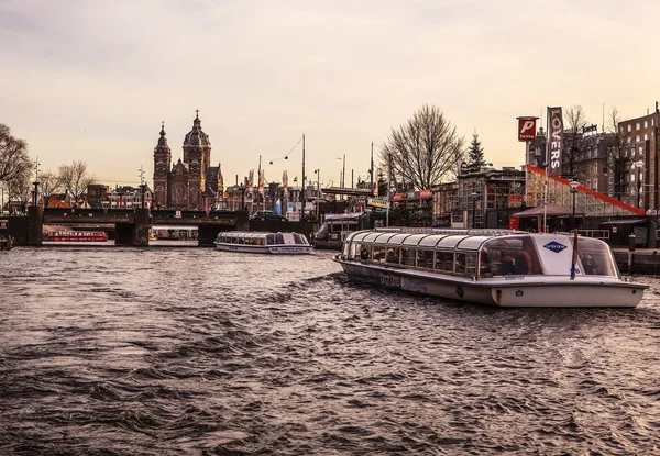 Amsterdam, Hollanda - 30 Ocak 2015: Sokakları, eski binalar, tekne, bentleri Amsterdam - güzel manzaralarını da 