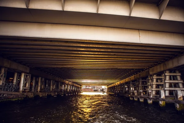 PAÍSES BAIXOS, AMESTERDÃO - 15 DE JANEIRO DE 2016: Ponte no canal fluvial em janeiro. Amesterdão - Países Baixos . — Fotografia de Stock