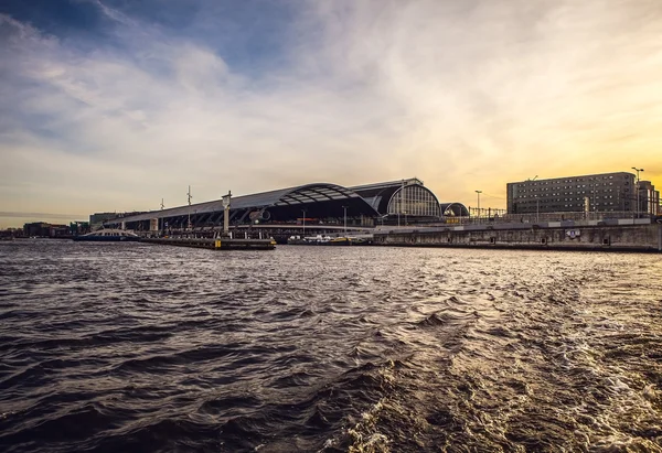 Obecné široký rozhled v kanály & náspy Amsterdamu na večerní čas. — Stock fotografie