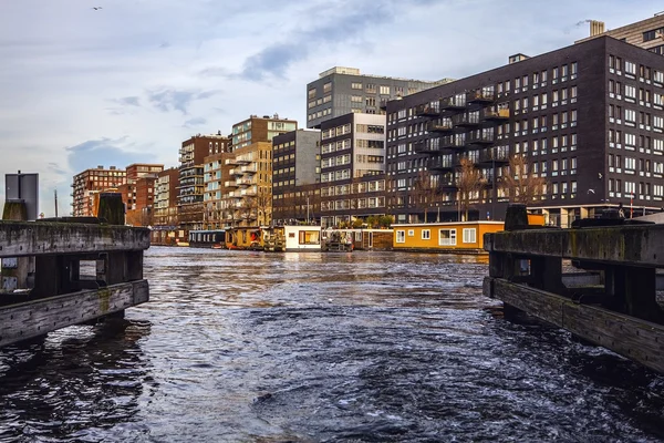 Generalen landskap vyer i kanaler & vallar av Amsterdam på kvällen tid. — Stockfoto