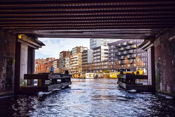 PAÍSES BAIXOS, AMESTERDÃO - 15 DE JANEIRO DE 2016: Ponte no canal fluvial em janeiro. Amesterdão - Países Baixos . — Fotografia de Stock
