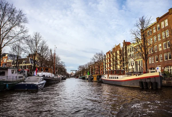 Obecné široký rozhled v kanály & náspy Amsterdamu na večerní čas. — Stock fotografie