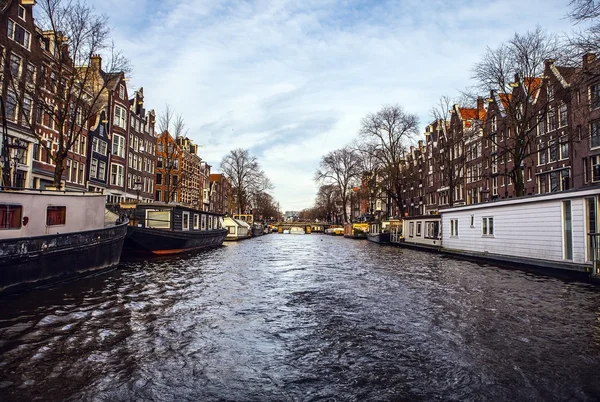 Obecné široký rozhled v kanály & náspy Amsterdamu na večerní čas. — Stock fotografie