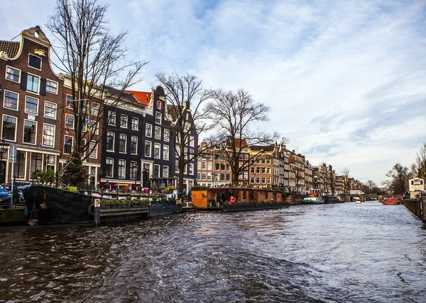 Vista generale del paesaggio nei canali e argini di Amsterdam durante la sera . — Foto Stock