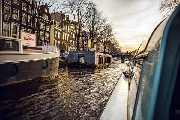 アムステルダム, オランダ - 2015 年 1 月 30 日: 通り, 古代の建物, ボート, アムステルダム - 堤防の美しい景色はまた、「北のヴェネツィア」を呼び出します。アムステルダム - オランダ — ストック写真