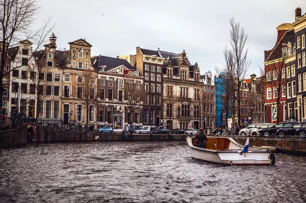 General landscape views from city bridge in channels & residential buildings of Amsterdam. — стокове фото