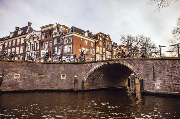 PAESI BASSI, AMSTERDAM - 15 GENNAIO 2016: Ponte sul canale fluviale a gennaio. Amsterdam - Paesi Bassi . — Foto Stock
