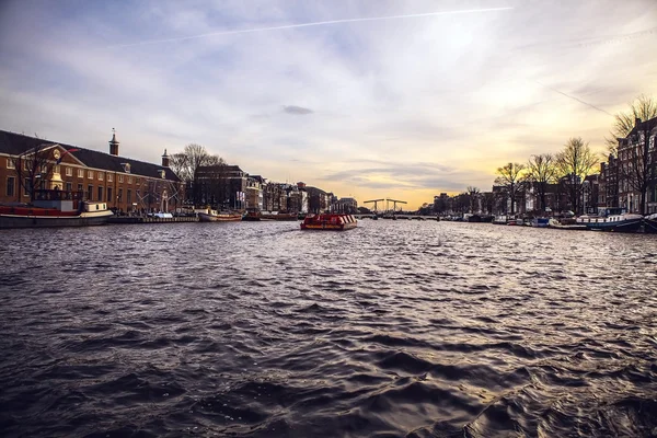 アムステルダム, オランダ - 2015 年 1 月 30 日: 通り, 古代の建物, ボート, アムステルダム - 堤防の美しい景色はまた、「北のヴェネツィア」を呼び出します。アムステルダム - オランダ — ストック写真