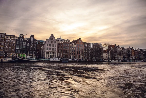 Algemene landschap uitzicht vanaf cruisse boot in kanalen & ophogingen van Amsterdam — Stockfoto