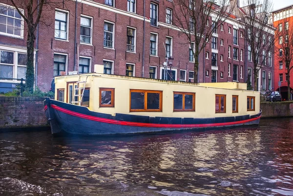 Barco en canal en Amsterdam - Holanda . — Foto de Stock