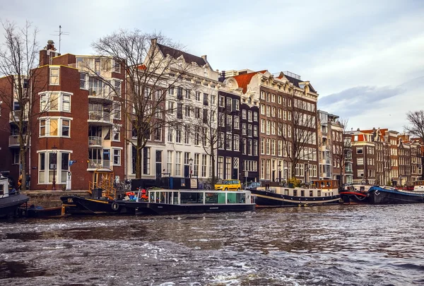 Загальні краєвид переглядів з cruisse човні в каналах & набережних Амстердам — стокове фото