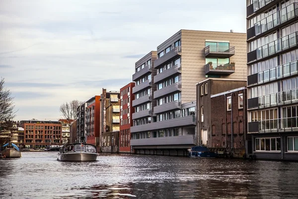 Generalen landskap utsikt från cruisse båt i kanaler & vallar av Amsterdam — Stockfoto
