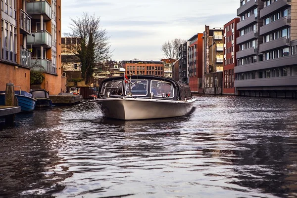 Generalen landskap utsikt från cruisse båt i kanaler & vallar av Amsterdam — Stockfoto