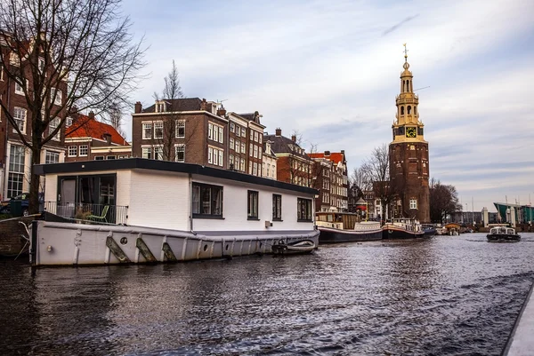 Amsterdam, Nederländerna - 30 januari 2015: Vacker utsikt över gator, gamla byggnader, båt, vallar av Amsterdam - också ringa "Venedig i norr". Amsterdam - Nederländerna — Stockfoto