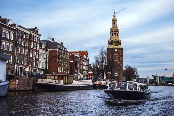 Amsterdam, Nizozemsko - 30 ledna 2015: Krásný výhled ulic, starobylých budov, loď, násypy z Amsterdamu - také volat "Benátky v severu". Amsterdam - Nizozemsko — Stock fotografie