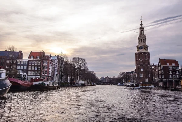 Panorama generale vista dalla barca cruisse nei canali e argini di Amsterdam — Foto Stock