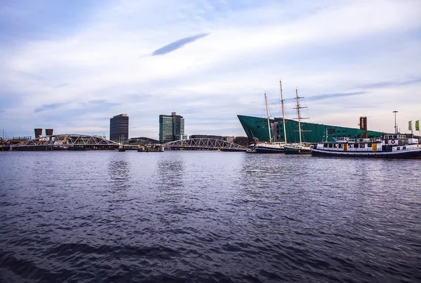 AMSTERDAM, NETHERLANDS - JANUARY 15, 2016: Nemo (Science) Museum, designed in form of  ship by architect Renzo Piano and seen from water in Amsterdam, Netherlands, on January 15, 2016. — Stockfoto