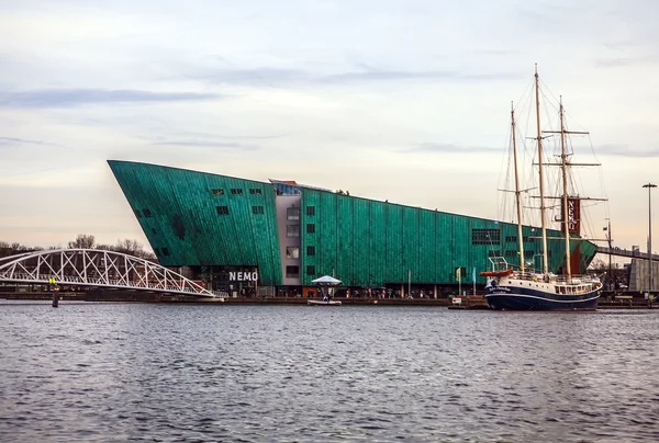 AMSTERDAM, PAÍSES BAJOS - 15 DE ENERO DE 2016: Museo Nemo (Ciencia), diseñado en forma de barco por el arquitecto Renzo Piano y visto desde el agua en Ámsterdam, Países Bajos, el 15 de enero de 2016 . —  Fotos de Stock