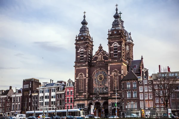 Amsterdam, Nederland - 15 januari 2016: Beroemde gebouwen van Amsterdam stad centrum close-up bij zon tijd instellen. Algemene landschapsmening. Amsterdam - Nederland. — Stockfoto