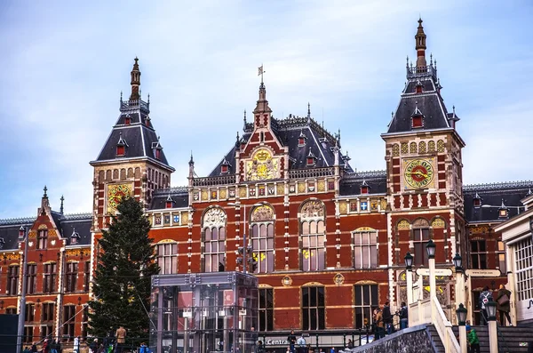 AMSTERDAM, PAÍSES BAJOS - 15 DE ENERO DE 2016: Edificios famosos del centro de Ámsterdam de cerca al atardecer. Vista general del paisaje. Amsterdam - Países Bajos . — Foto de Stock
