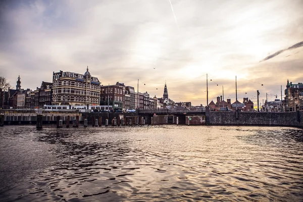 Vue générale sur le paysage dans les canaux et les remblais d'Amsterdam en soirée . — Photo