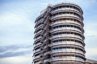 Amsterdam, Hollanda - 15 Ocak 2016: Amsterdam şehir merkezine yakın çekim Güneş adlı ünlü binaların saatini ayarlayın. Genel manzara görünümü. Amsterdam - Hollanda.