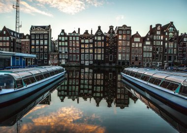 Kanal ve saat akşam, bentleri Amsterdam genel peyzaj görünümleri.