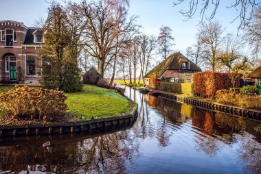 Giethoorn, Hollanda thatched çatı ile eski rahat ev.
