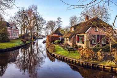 Giethoorn, Hollanda thatched çatı ile eski rahat ev.