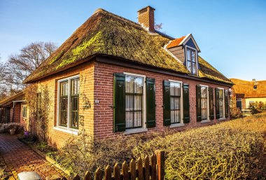 Giethoorn, Hollanda thatched çatı ile eski rahat ev.