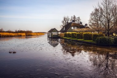 Giethoorn, Hollanda thatched çatı ile eski rahat ev.